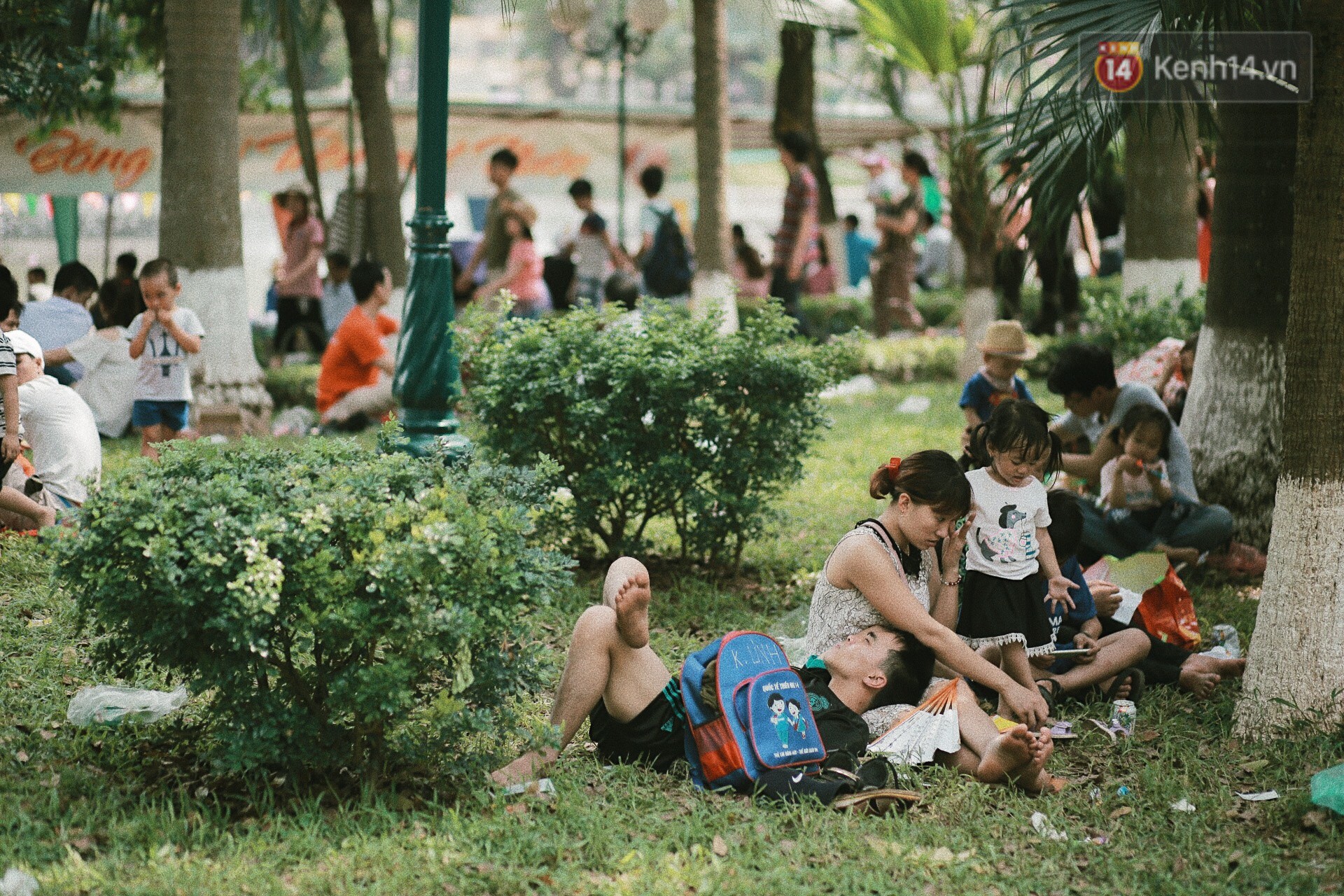 Nghỉ lễ 30/4, người dân Hà Nội đổ xô đến Công viên Thủ Lệ vui chơi, nằm trên bãi cỏ trốn nóng